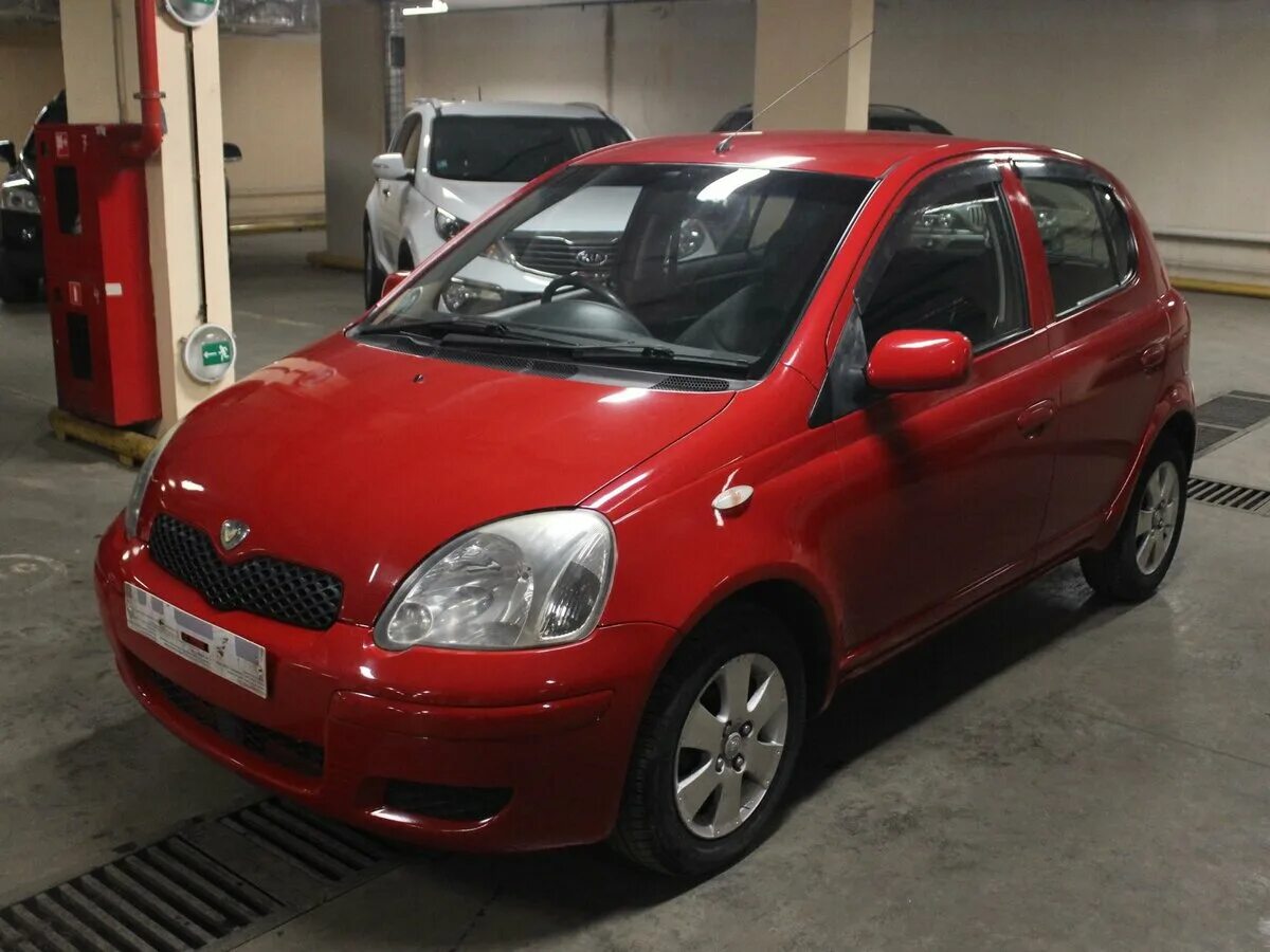 Купить витц в красноярске. Тойота Витц 2003 красный. Toyota Vitz красный. Тойота Витц 1999г красная. Toyota Vitz 2013 1.3 красная.