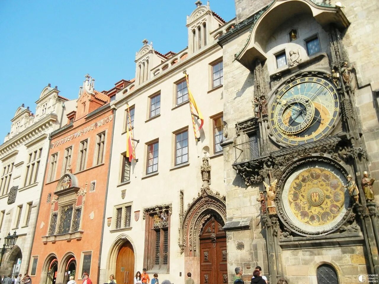 Староместская площадь в праге пражский куранты. Пражские куранты староместская площадь. Куранты орлой прага. Часы ратуши. Чехия часы на староместской площади.