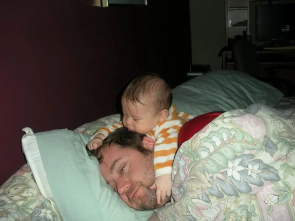 Родители спят отдельно. Родители спят.