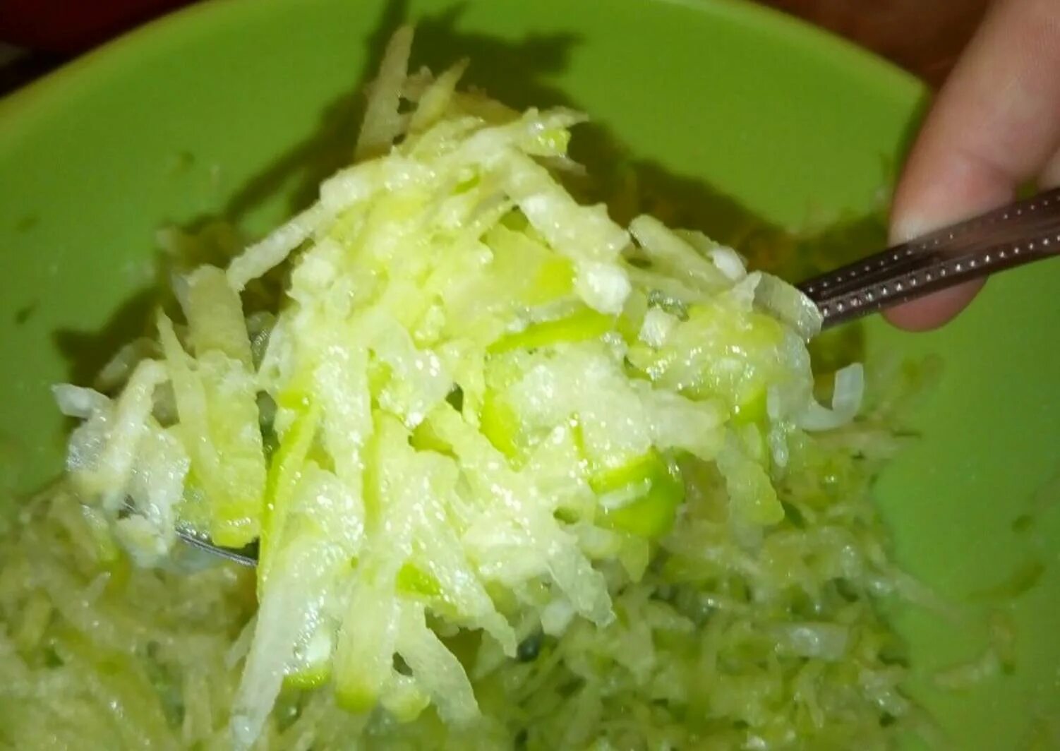Салат из редьки. Украшения из редьки. Редька зеленая. Приготовление редьки белой. Салат из редьки белой.