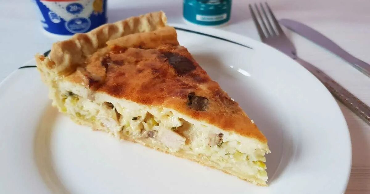 Рецепт заливного пирога с грибами и картошкой. Заливной пирог с курицей и грибами. заливной пирог с курицей. заливной пирог с курицей и сыром. заливной пирог с курицей грибами и сыром.