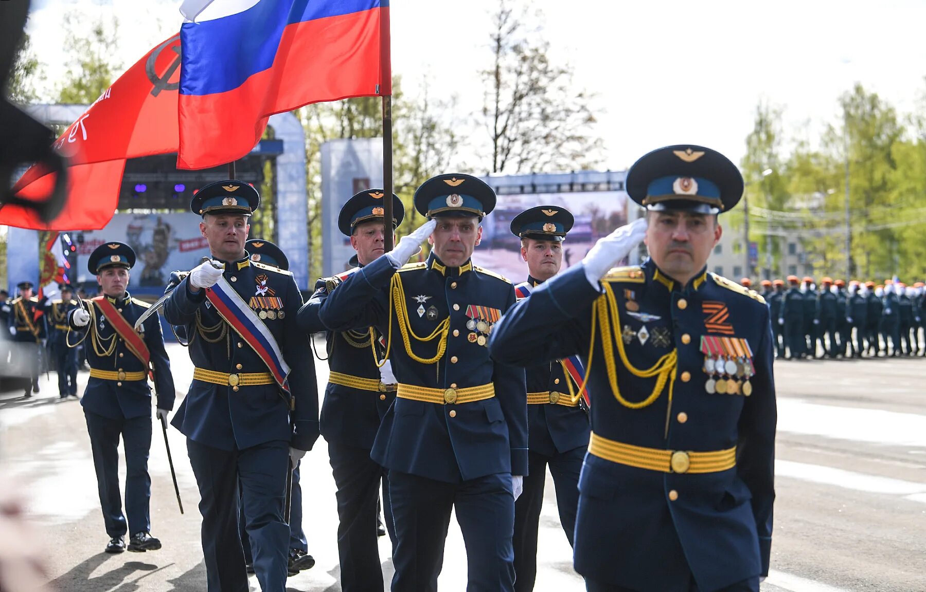 9 мая тверская область. Парад Победы. Парад Победы 2000. Парад Тверь. Парад суворовцев на красной площади.