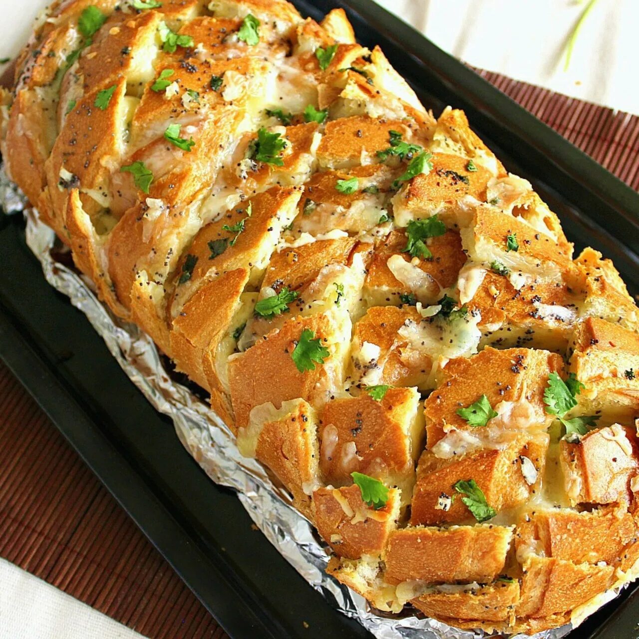 Батон с колбасой и сыром в духовке. Рецепт фаршированные батон. Рецепт фаршированные батон. Батон с фаршем в духовке. Фаршированный батон с селедкой.