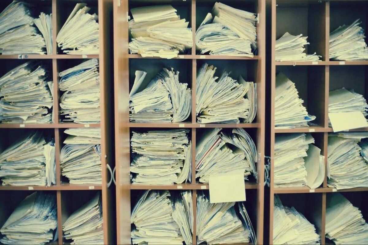 Газетные статьи про архивы. Архив секретных документов. Архив. День архивов. Стопка старинных документов.