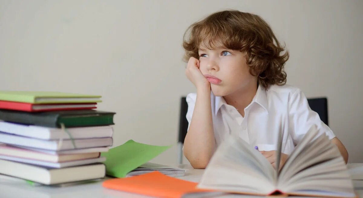 Грустный ученик. Уставший школьник. Трудности в учебе. Трудности детей. Ученик плачет.
