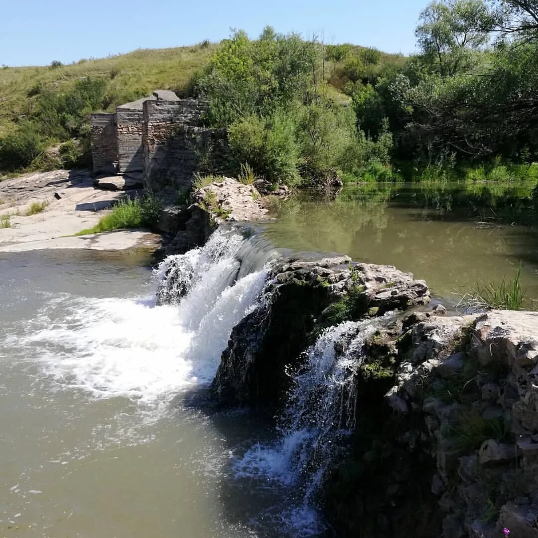 Погода усть калманка 10 дней алтайский край. Водопад Усть Калманка. Усть-Калманка Алтайский край водопад. Водопад на реке Калманка. Плотина Усть Калманка.