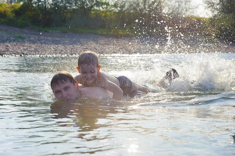 Сын купается в реке мама дремлет. Купание сына. сын на речке. отец купается с сыном. сын купаются с папой в речке.