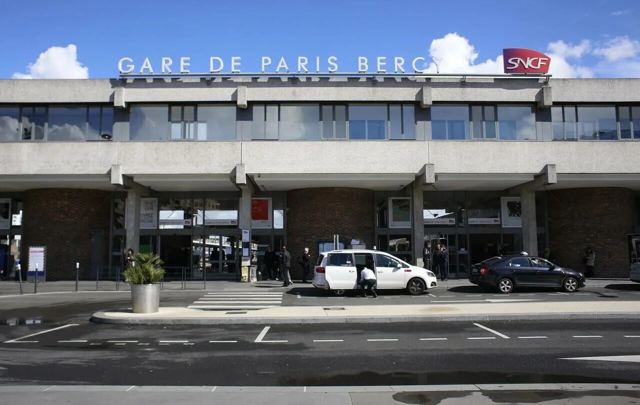 Paris адреса. Аптека во франции. Парижские адреса. Paris адреса. Парижские адреса.