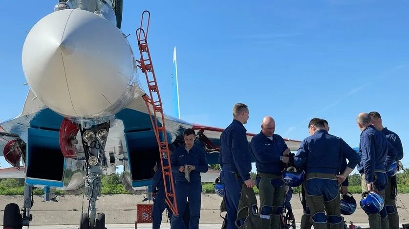 17 июня воздух. Витязи в Оренбурге 2022. Группа Витязи самолеты. Русские Витязи Оренбург 2022. Русские Витязи пилотажная группа самолеты.