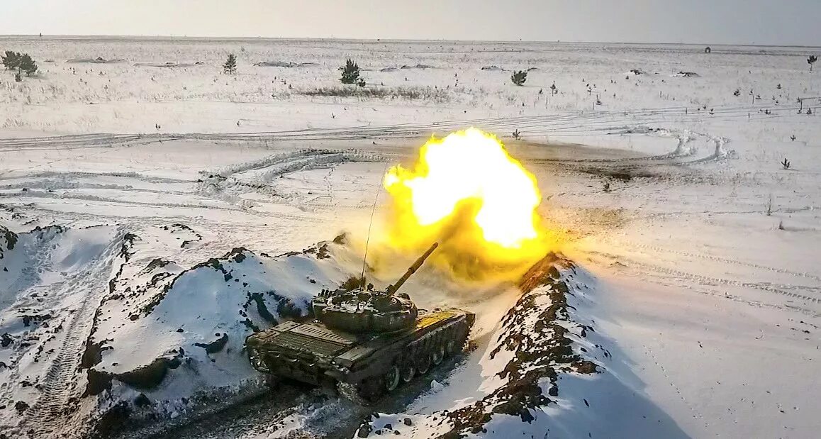 Выстрел из танка стоит. Танк т72 выстрел. танк т72 дальность стрельбы. т-72б3 стреляет. стрельба с танка т 72 б.