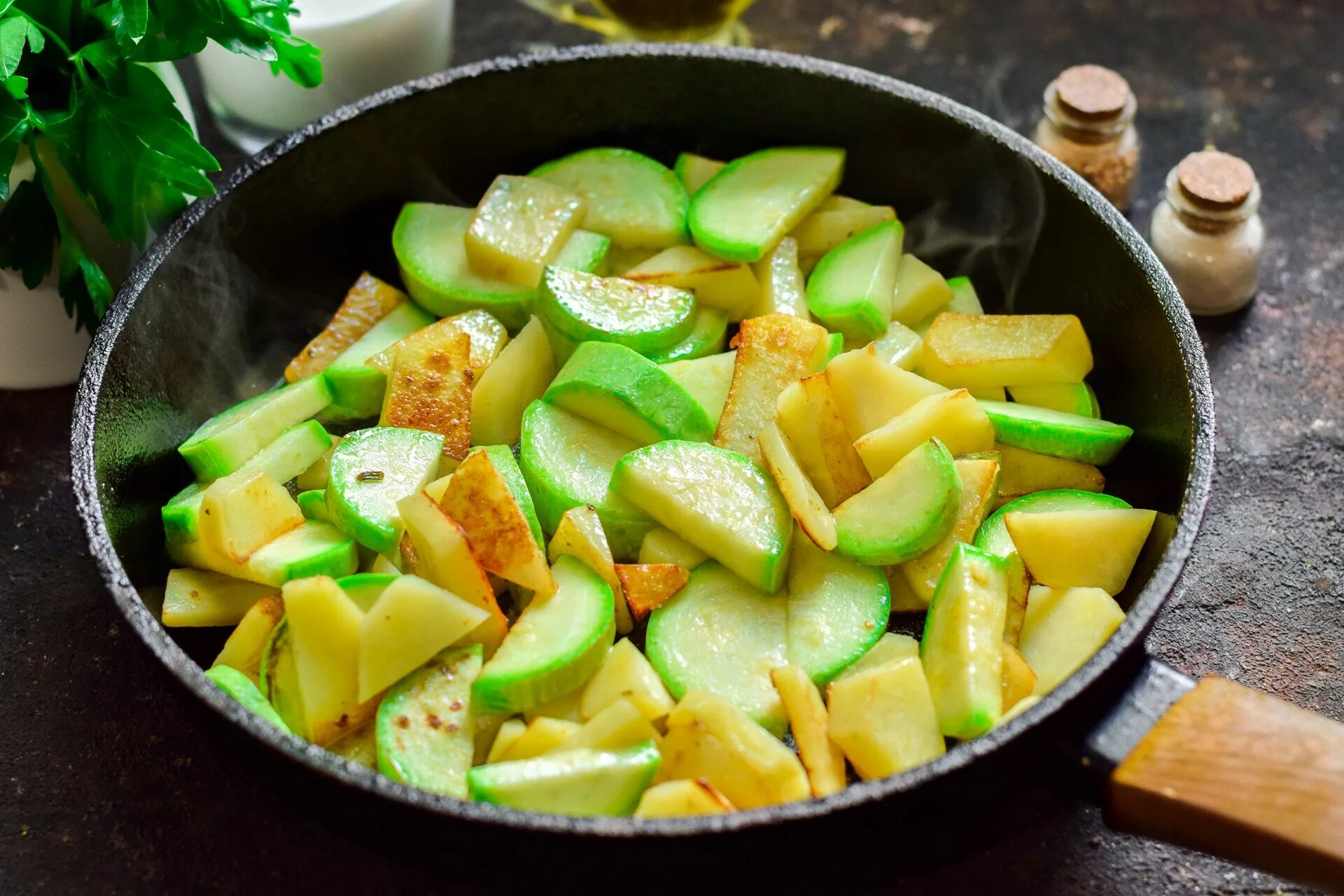 Картошка с кабачками в казане. Жареные овощи с румяной корочкой. Как потушить картошку с цукини. Кухня наизнанку потушить кабачки вкусно на сковороде.