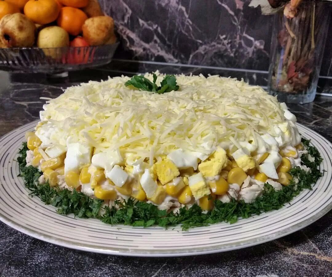Салат с грибами сыром и яйцом. Салат нежность. Салат нежность с курицей. Салат слоеный нежный с курицей. Салат нежный с курицей и сыром.