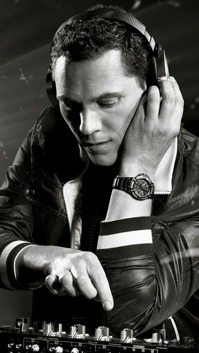 Tiesto moguai explode. Tiesto. t yest. диджей тиесто. tiesto 2005.