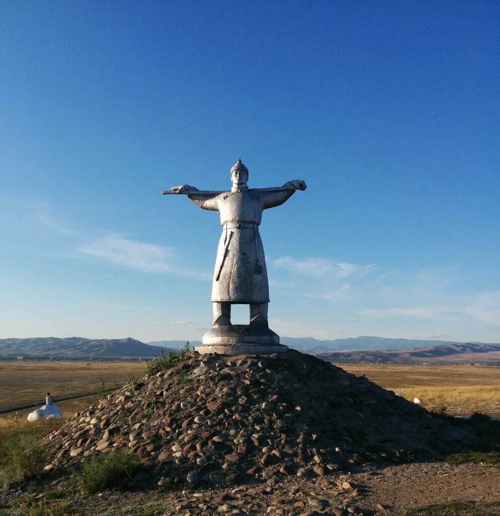 памятники тывы. памятник центр азии в кызыле. памятник салчаку тока. памятник тувинским добровольцам в кызыле. достопримечательности тувы кадарчы.
