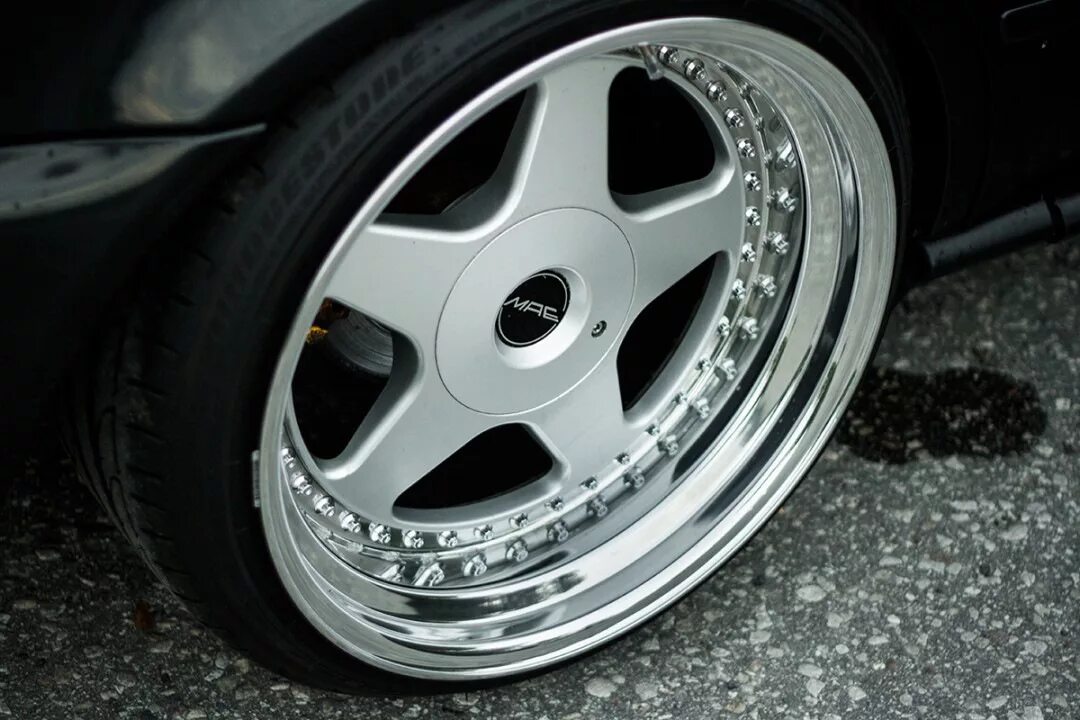 Диски футура. Диски oz futura. диски oz futura r17 с полкой. oz mae r17. oz r17 5x112.