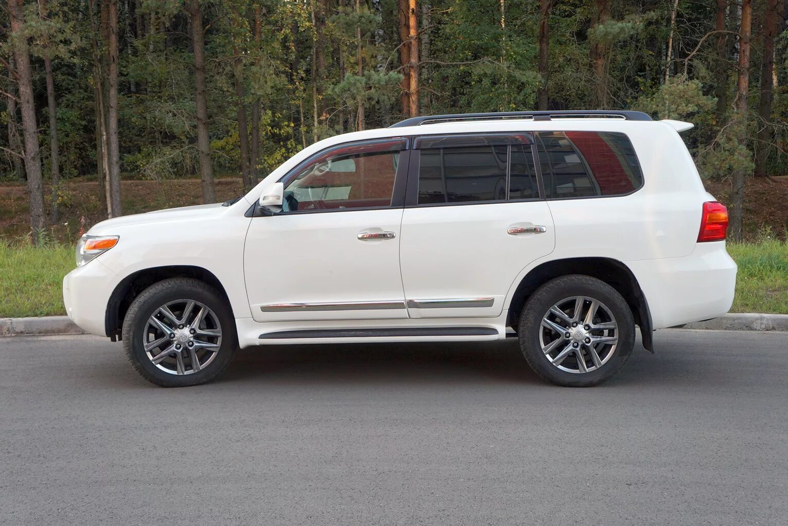 Lexus lx шины. Toyota Land Cruiser 200 r20. R20 Toyota Land Cruiser 200 белый. Диски r20 Toyota lc200. Land Cruiser 200 диски r20 LX.