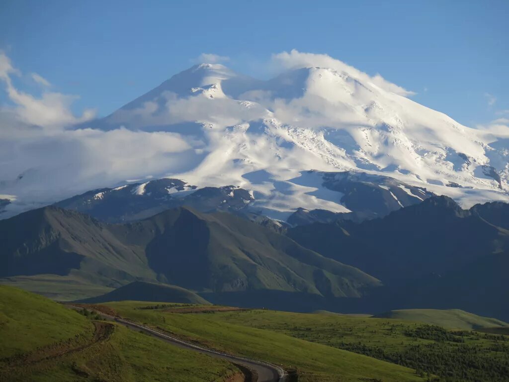 Фотографии эльбруса. Кавказские горы Эльбрус. Адыгея Эльбрус. Горы Ставропольского края Эльбрус. Гора Эльбрус лето.