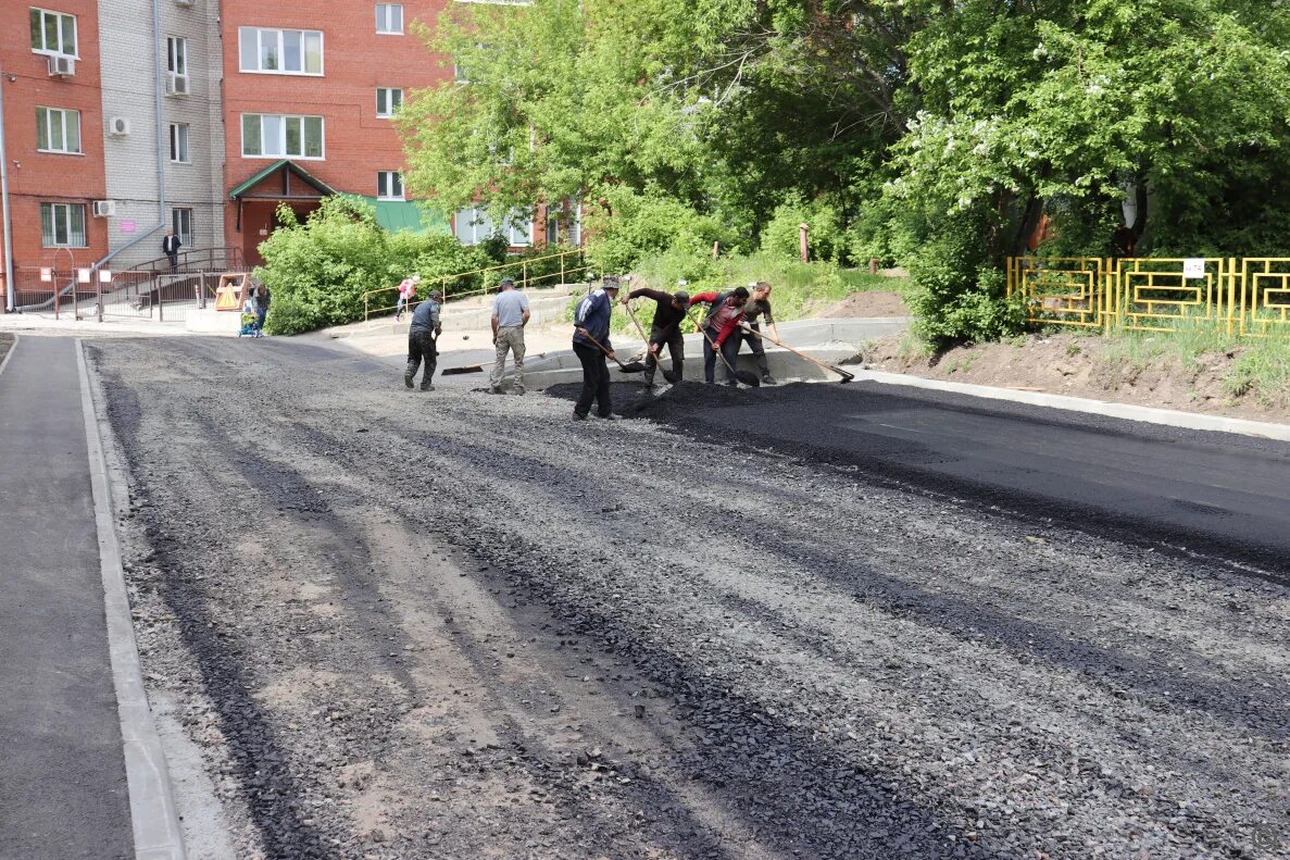 По нацпроекту "Жилье и городская среда" во дворах Барнаула устанавливают горки и
