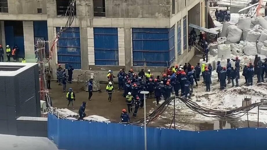 Депортация таджиков видео. Драка на стройке в Москве. Мигранты в Москве стычки. Драка мигрантов в парке.