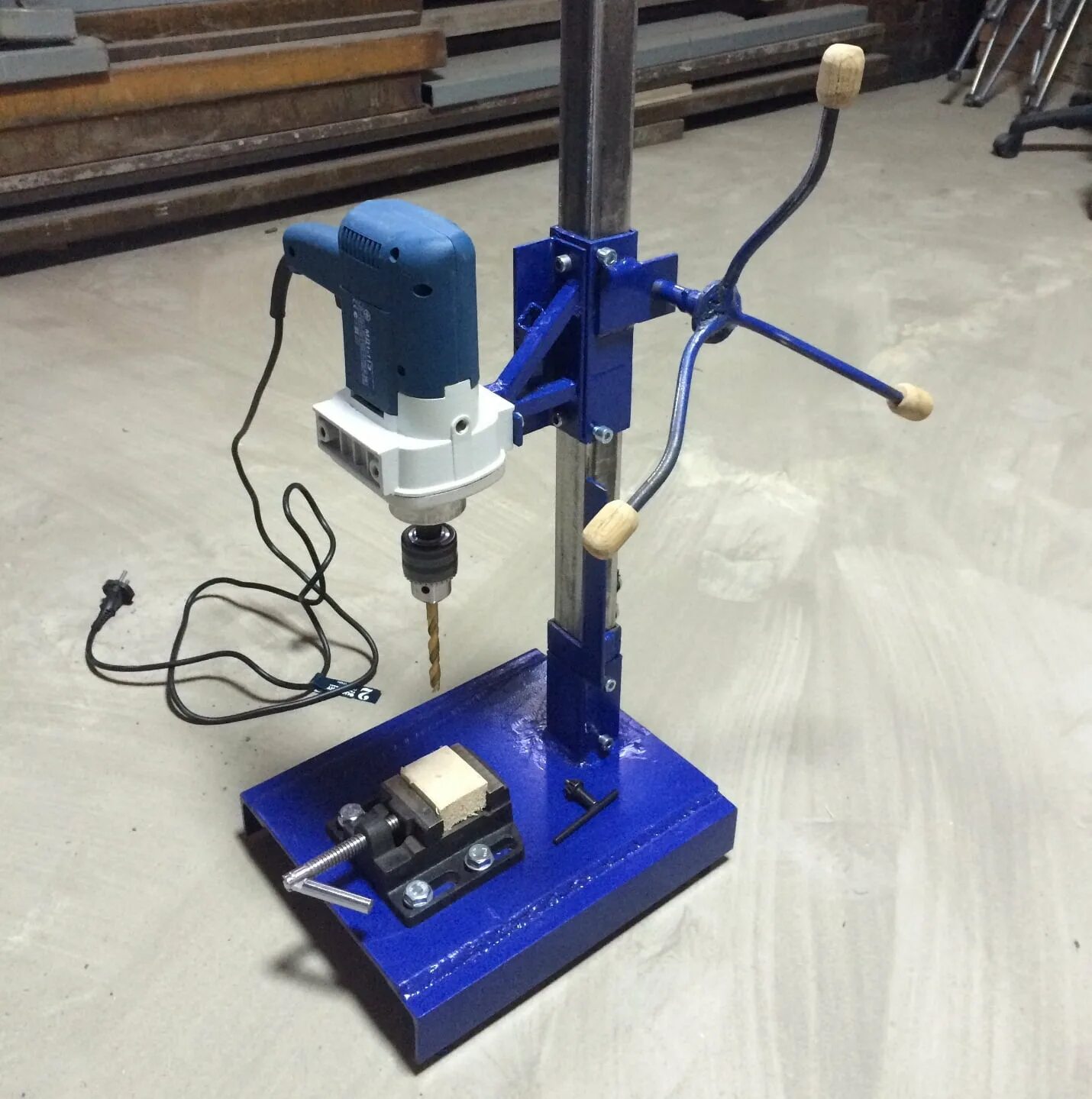 Тиски для сверлильного станка 2м112. Сверлильный станок из электродрели rebir 1200. Самодельные сверлильные настольные станки. Сверлильный станок из электродрели rebir 1200. Станок сверлильно-фрезерный fpv-32.