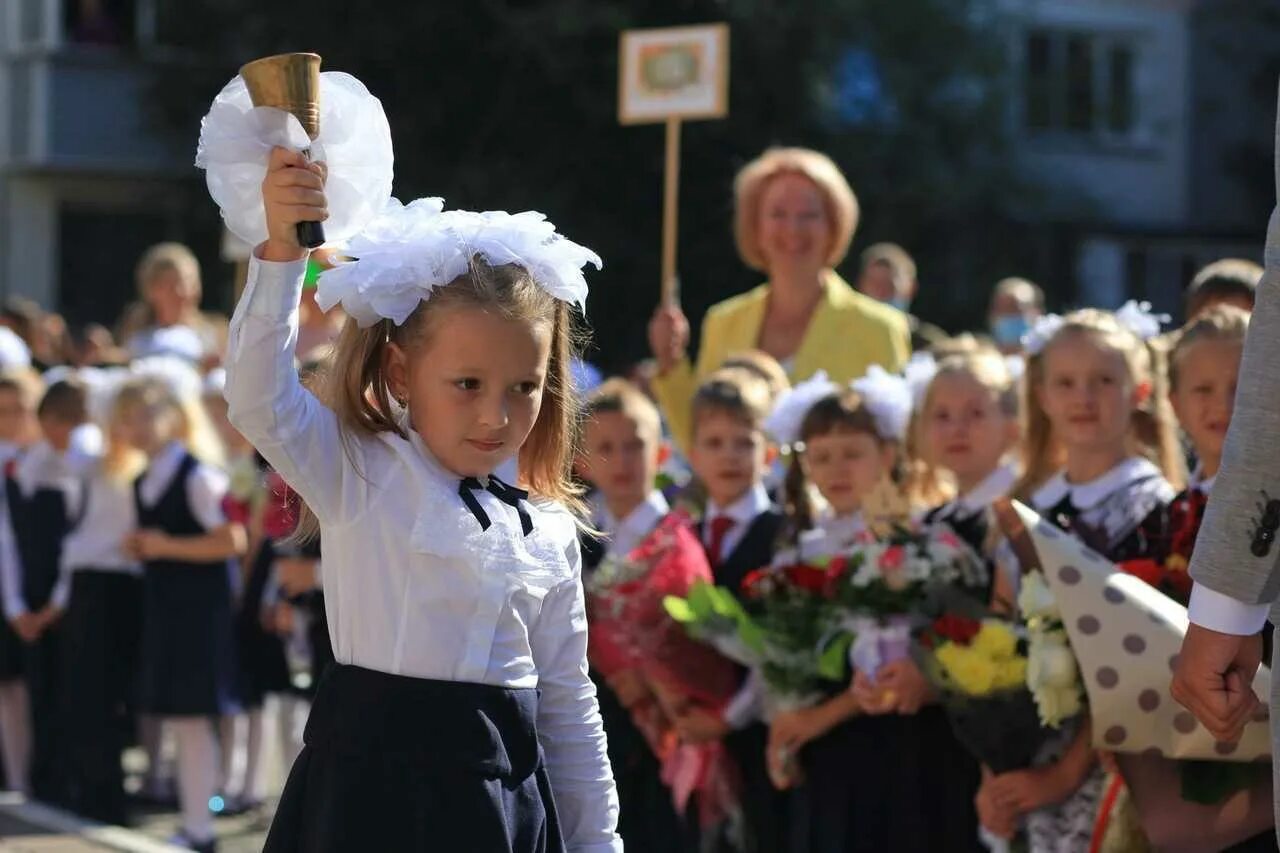 Первые дни в первом классе. Первоклашки на линейке. С 1 сентября первокласснику. Первоклассницы на линейке. С 1 сентября первокласснице.