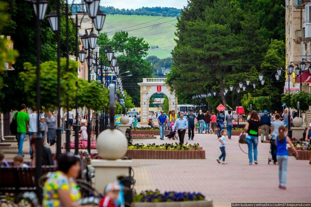 Город черкесск россия. Город Черкесск Карачаево-Черкесской Республики. Карачаево-Черкесская Республика столица город Черкесск. Центральный парк Черкесск. Город Черкесск улица Первомайская.