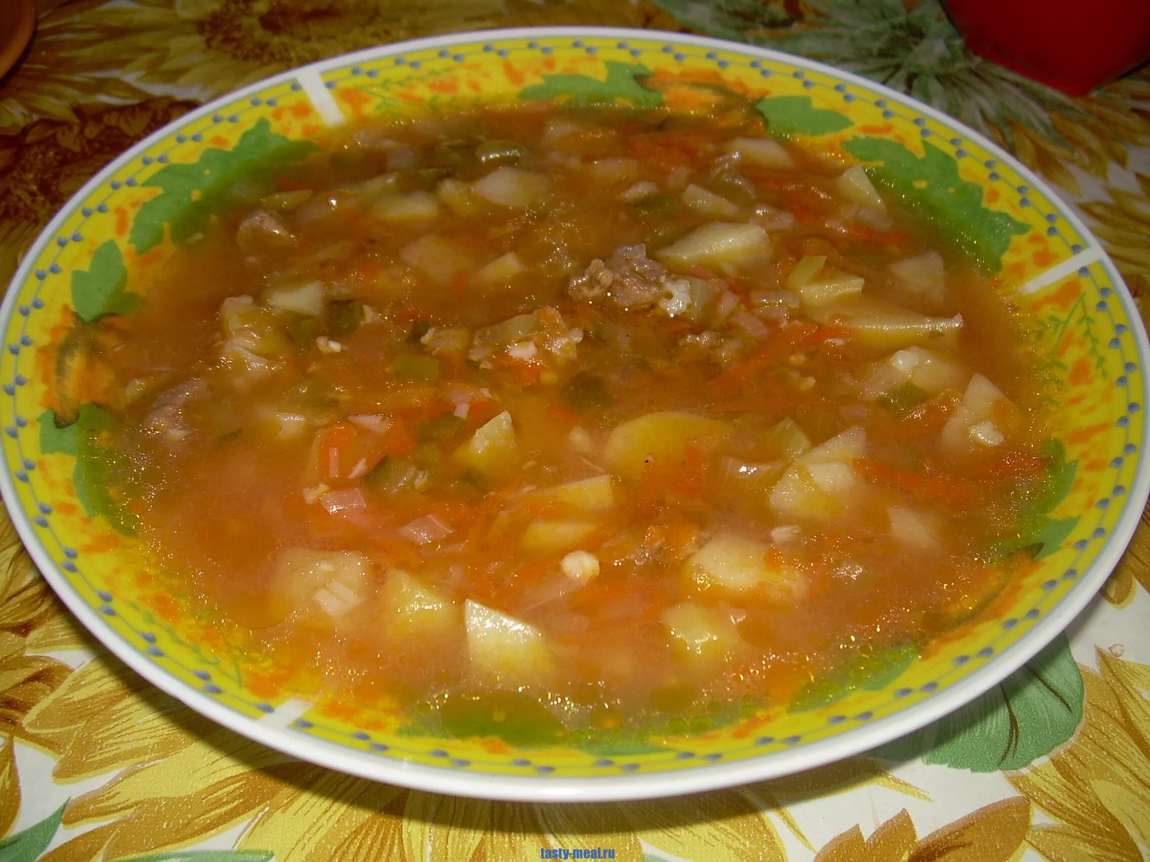 Суп с перловкой и солеными огурцами. Рассольник с перловкой. Рассольник в мультиварке с перловкой. Рассольник в тарелке.