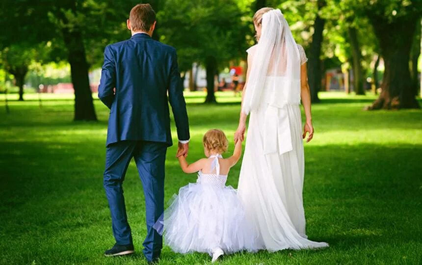Свадебные пары. Замуж невеста. Жениться на разведенной женщине с детьми. Дети на свадьбе. Брак и дети.