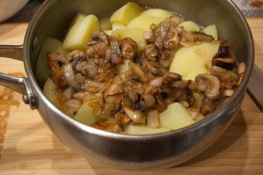 Тушеная картошка с грибами. Картофель тушеный с грибами. Грибы с картошкой тушеные в кастрюле. Тушеная картошка с шампиньонами.