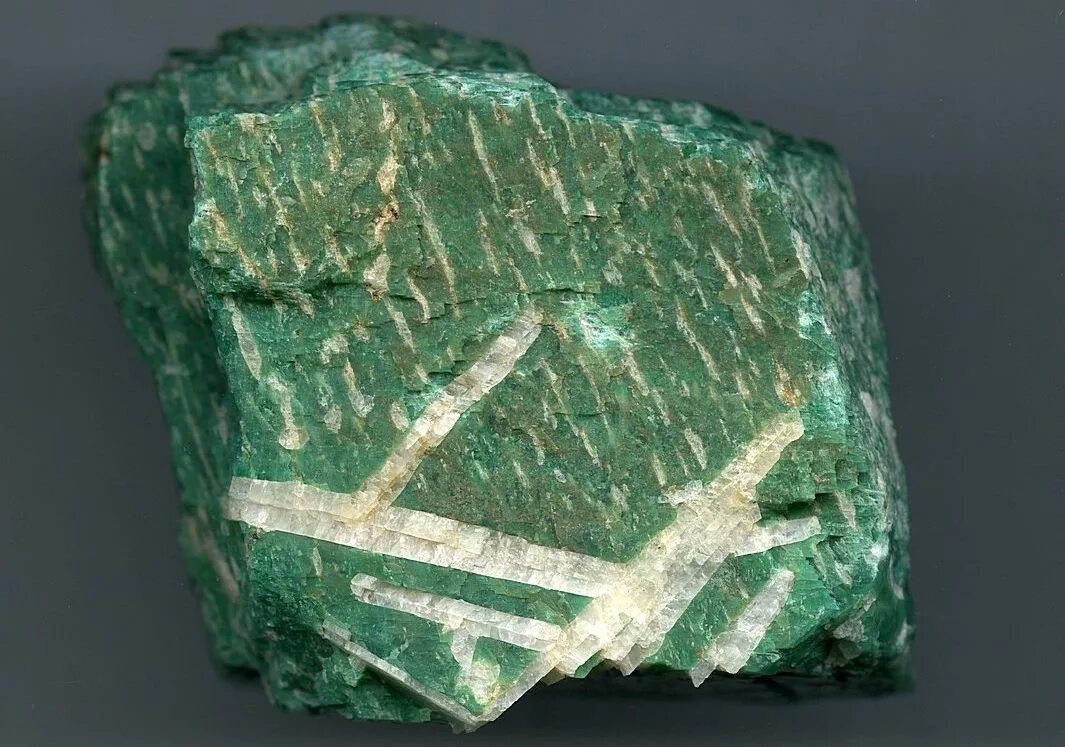 Полевой шпат. Калиевый полевой шпат. Калиевый полевой шпат ортоклаз. Калиевый полевой шпат минерал. Полевой шпат ортоклаз.