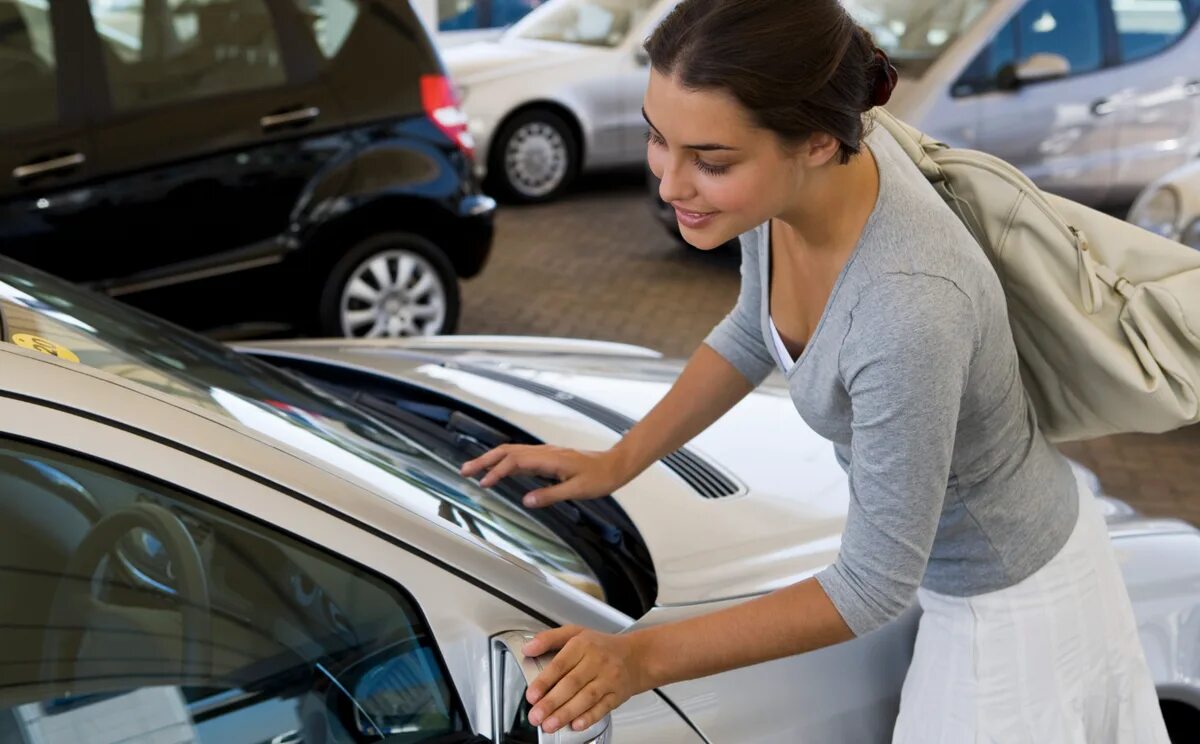 Take car best. Покупатель автомобиля. С приобретением автомобиля. Выбор подержанного авто. Девушка выбирает машину.