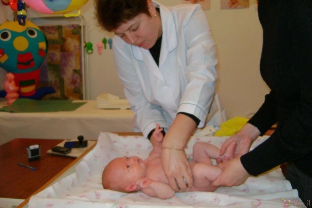 медсестра с новорожденными. педиатр после рождения ребенка. медицинская сестра и новорожденный. патронаж детей. патронаж новорожденных.
