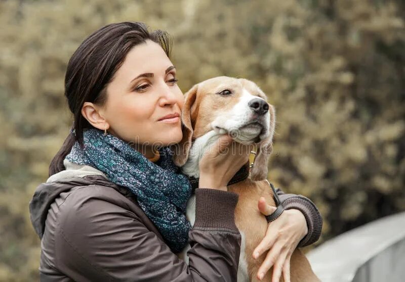 Девушка с питомцем. Собаки и женщины покажи. Woman with dog. Девушка обнимает щенка. Фото на аву женщина с собакой.