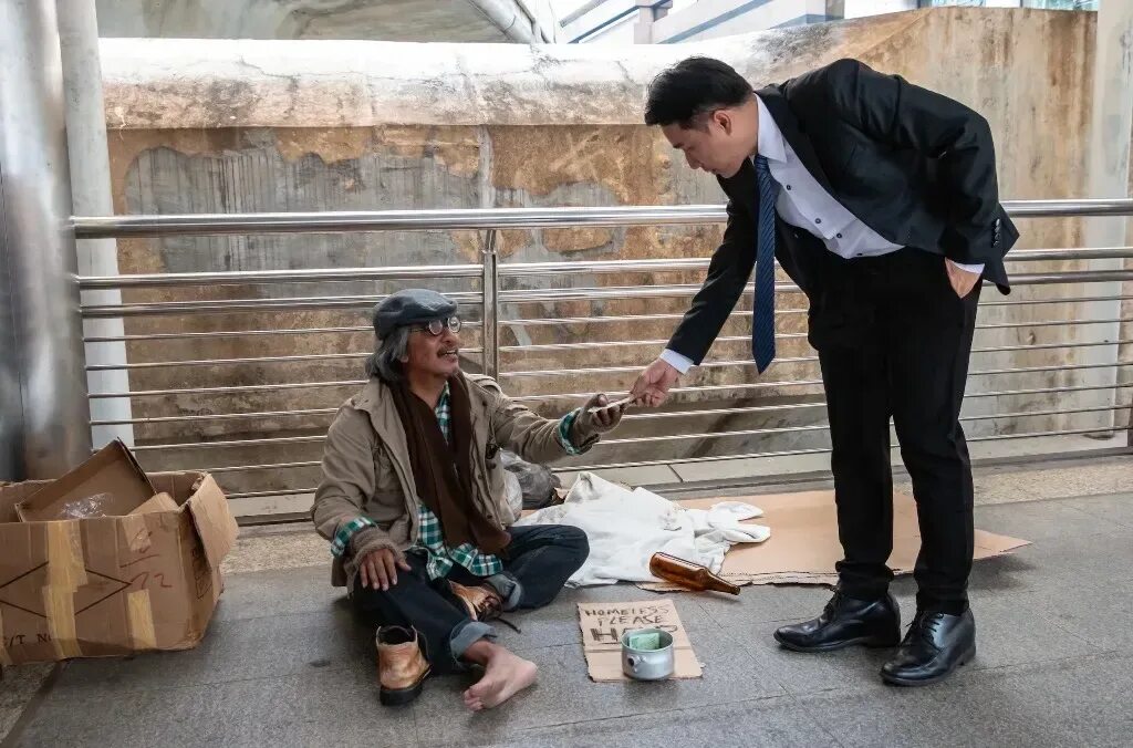 Rich man poor man. Homeless and Rich man. Бедная пожалеть. Buys homeless men