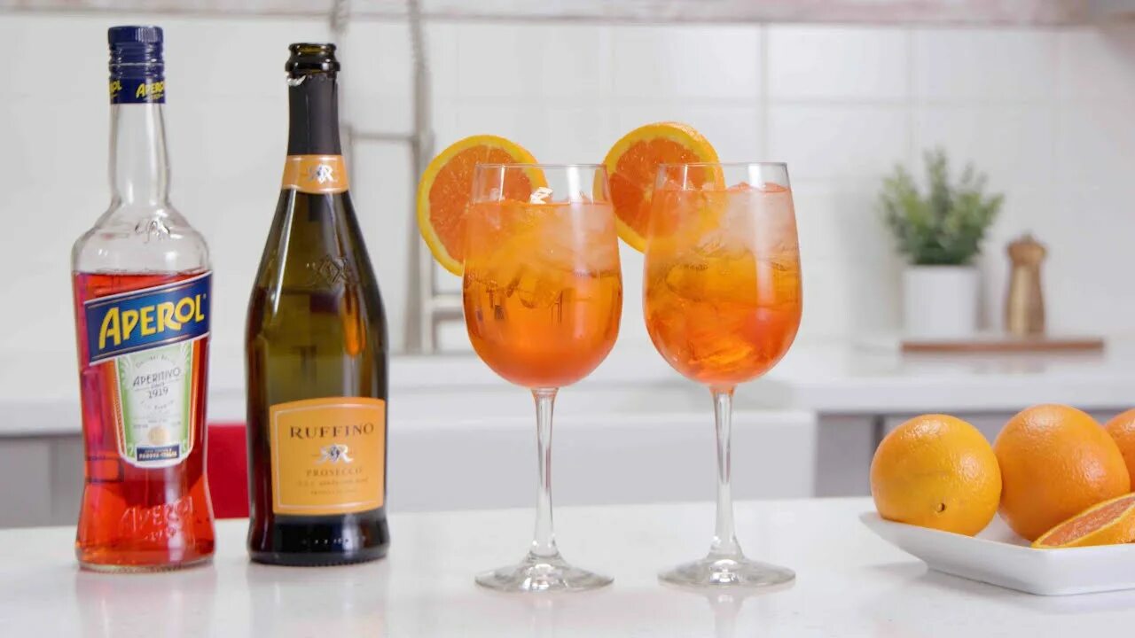 С чем пьют апероль в домашних. Aperol Spritz коктейль. Апероль 3 литра. Апероль шприц крепость. Каскад Апероль шприц.