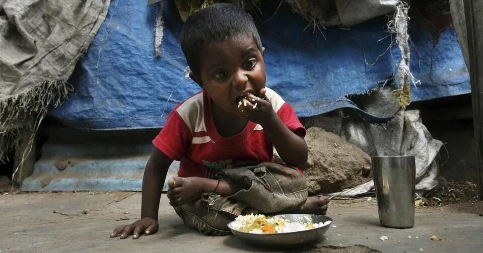Бесплатное голод. Индийские дети бездомные. Голодные индийские дети. Мозамбик бедность.