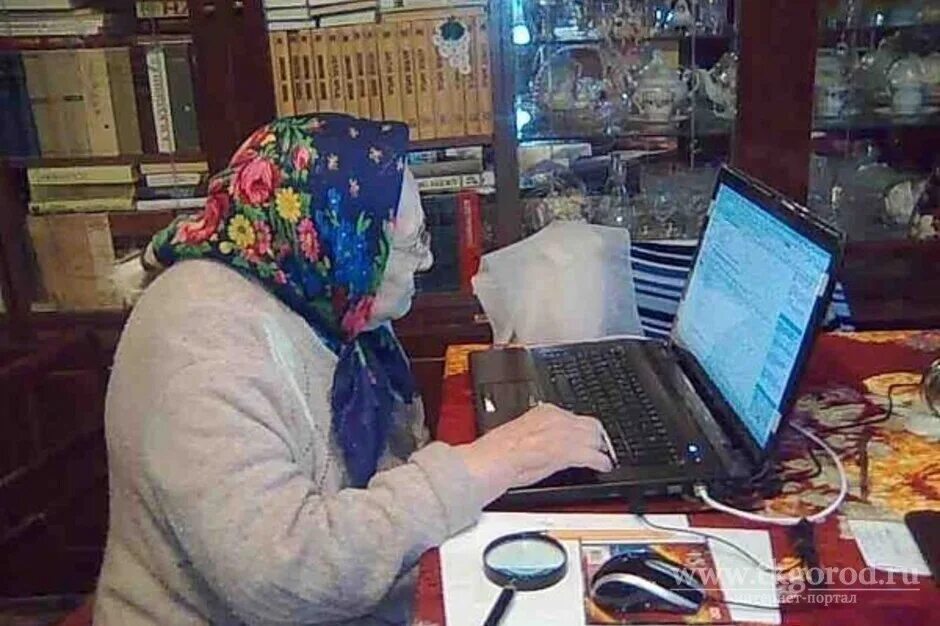 Бабка и компьютер. У бабушки нет интернета. Бабка с ноутбуком. Бабушка с компьютером. Бабушка с компьютером.