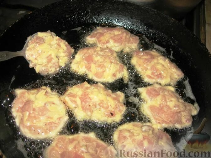 Рыбные котлеты с манкой на сковороде