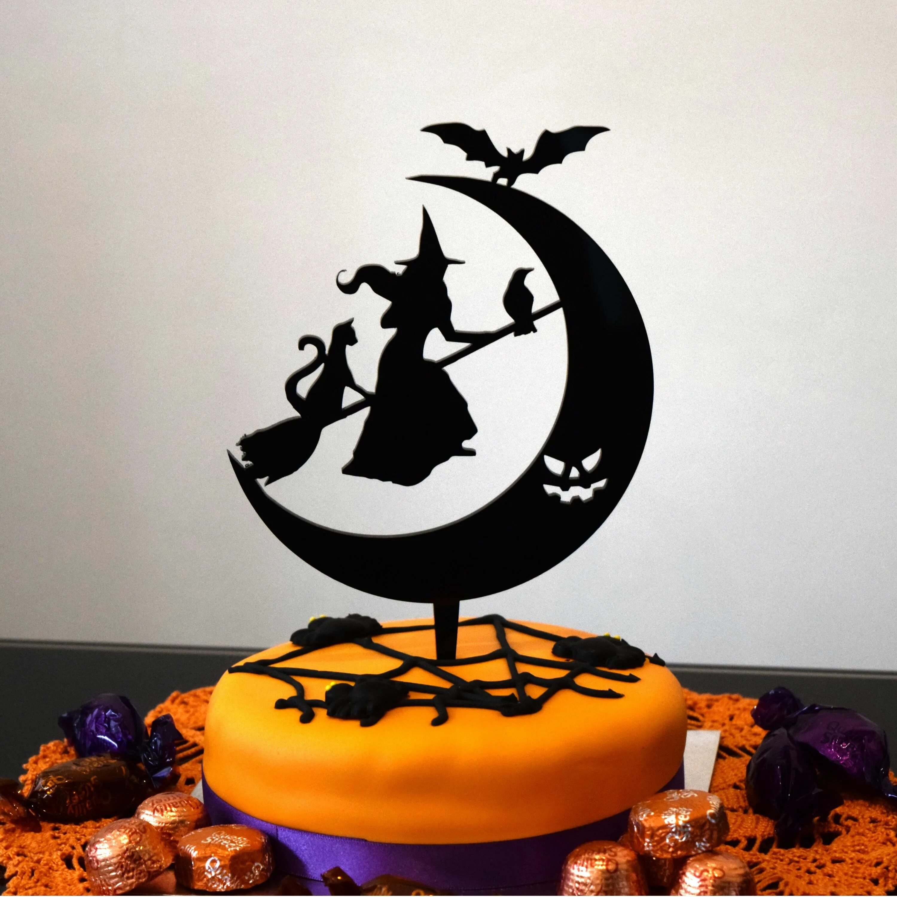 Торт ведьма. Торт с ведьмочкой. Торт на Хэллоуин. Декор торта с ведьмой. Торт с надписью ведьмы