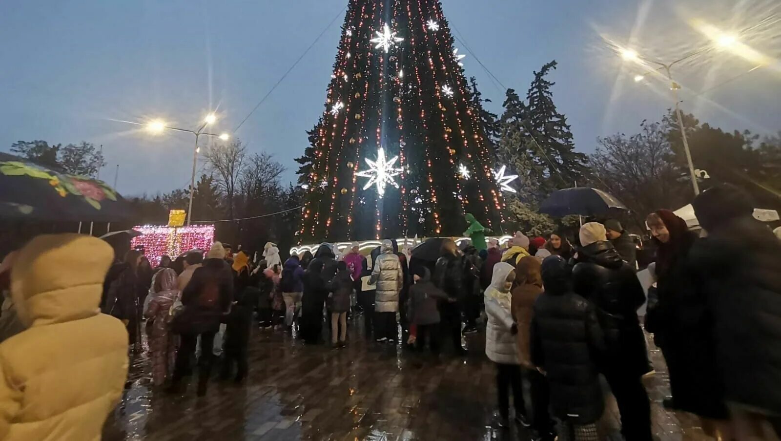 Погода в ростове 4 декабря. Снег в Ростове на Дону 2023. Новый год снег. Новогодний Ростов. Новый год без снега.