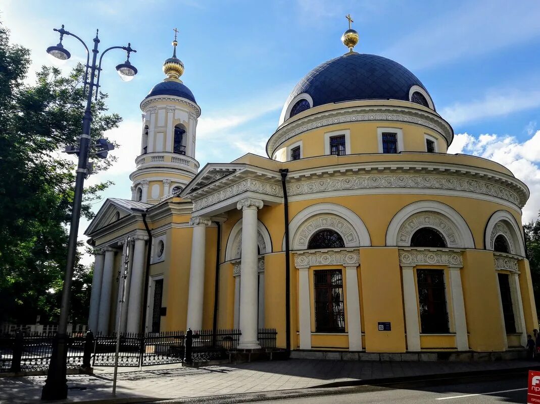 Ордынка скорбященская церковь. Храм преображения на ордынке в москве. Храм большая ордынка, 20. Скорбященская церковь на ордынке. Церковь скорбящих радость на ордынке.