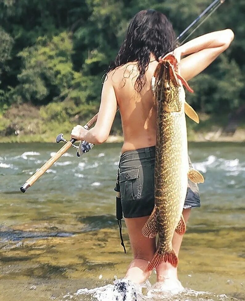 Как ловить девушку. Девушка рыбачит. Девушка с щукой. Девушки на рыбалке. Девушка ловит рыбу.