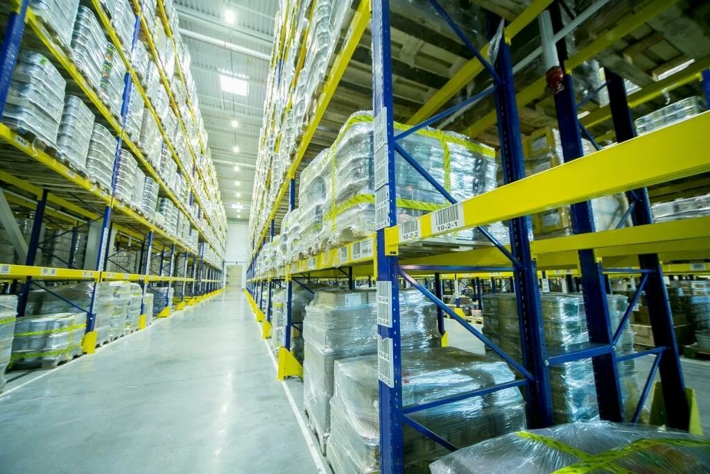 Хранение лакокрасочных материалов. Полки с товарами. Склад. Складирование лакокрасочных материалов. Хранение бытовой химической продукции.