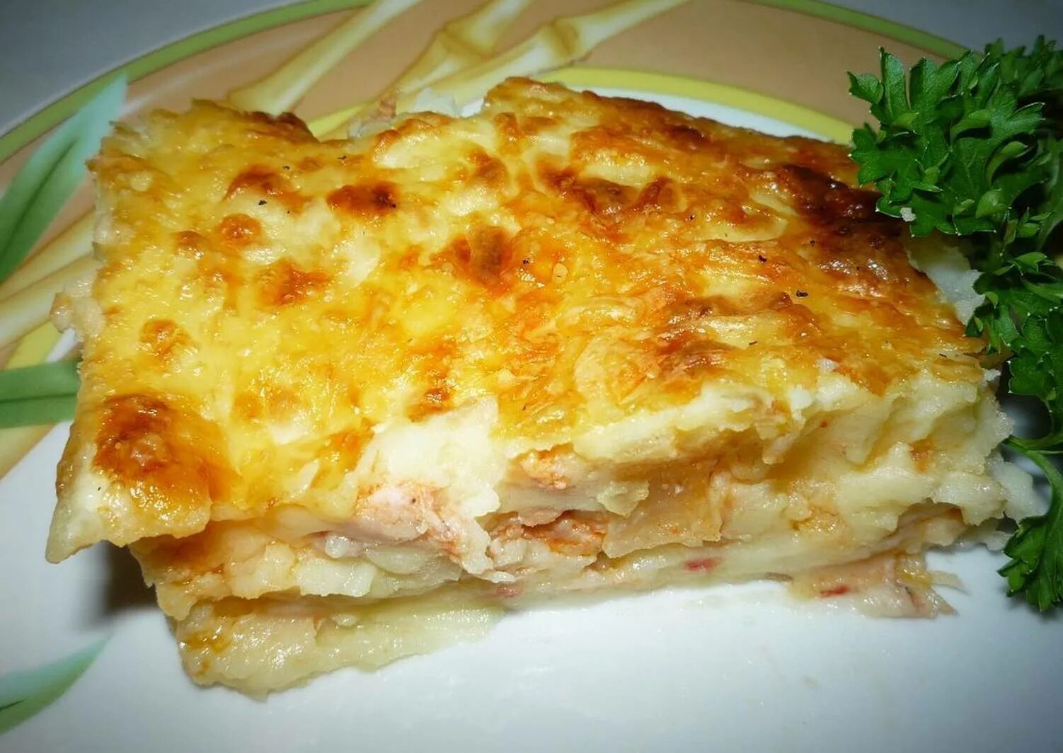 Запеканка фарш тесто. Картофельная запеканка с фаршем. запеканка картофельная с фаршем в духовке. запеканка с фаршем и картофелем. запеканка из картошки и фарша.