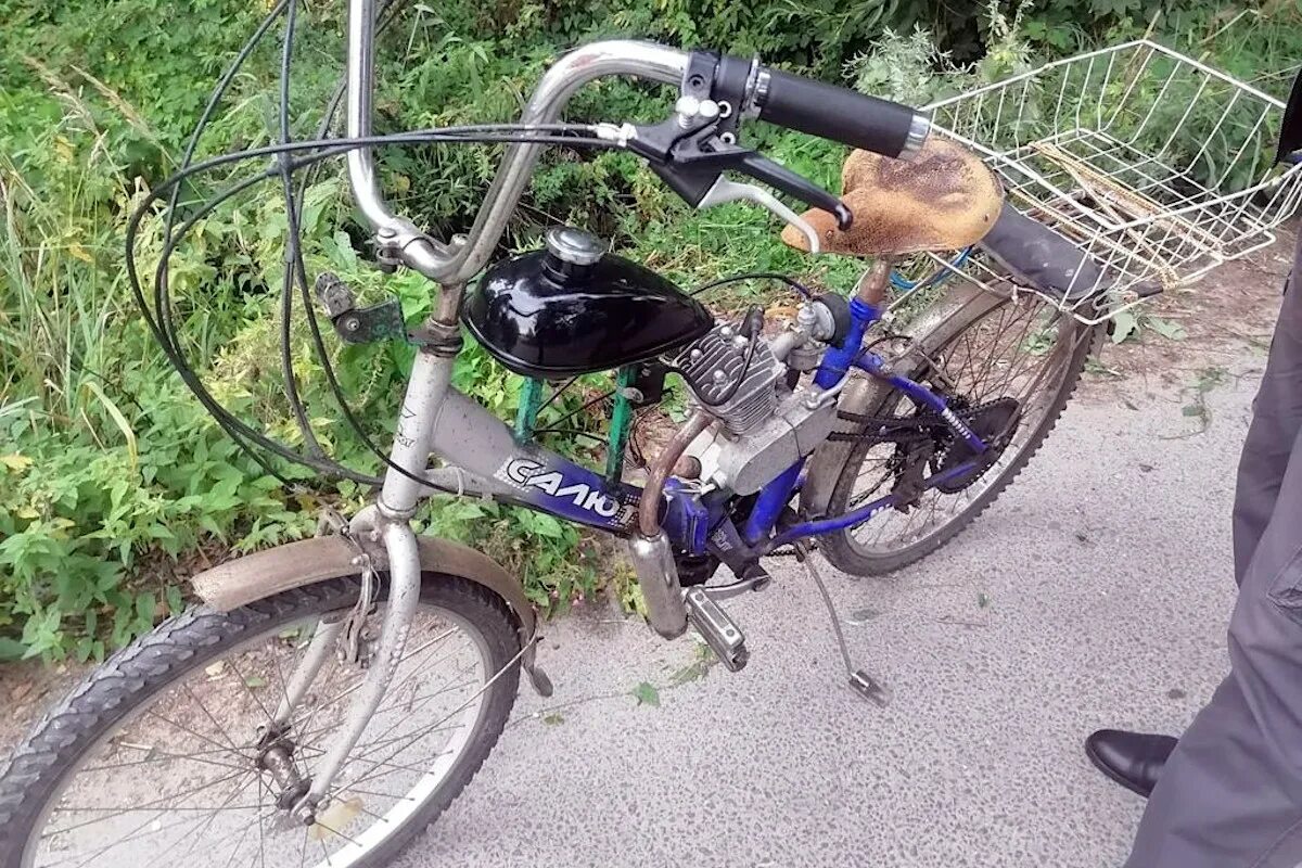 Смешной чувак на велосипеде. Перевернутый велосипед. Маленький велосипед gif. Перевернутый велосипед. Полет через руль велосипеда.