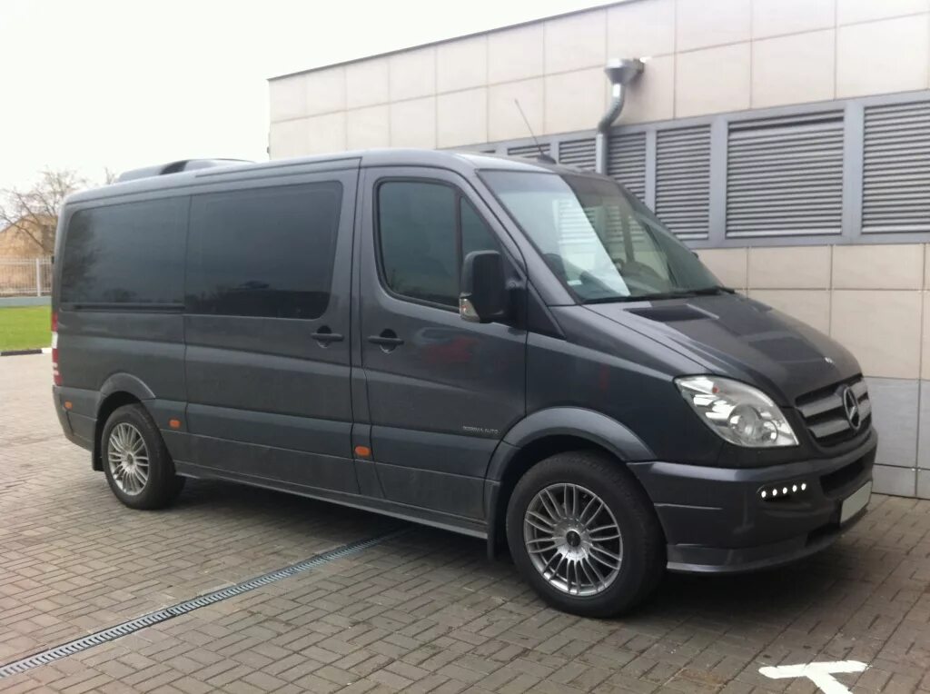 Спринтер 906 авито. Mercedes Benz Sprinter Tuning 906. Mercedes-Benz Sprinter w906 Black. Зелёный Мерседес Спринтер 906. Mercedes Sprinter 319 Грузопассажирский.