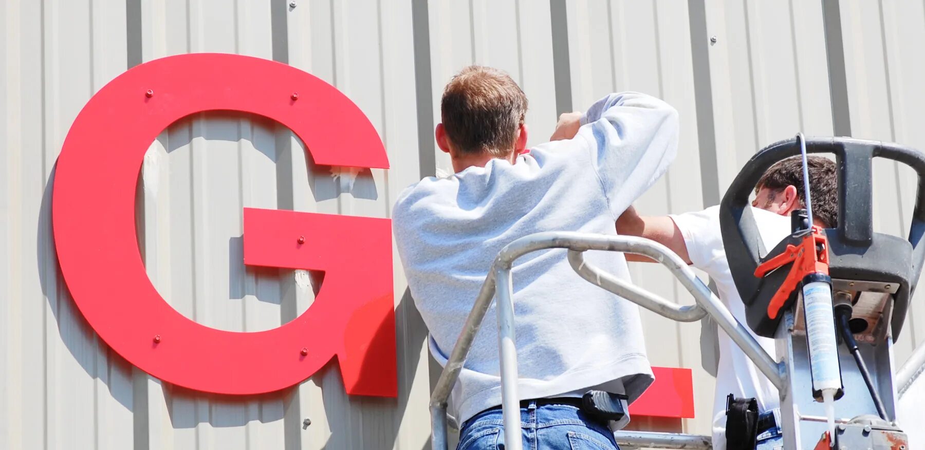 Наружная реклама клининг. Мытье рекламных вывесок фото. Монтируют вывеску. Signage installation.