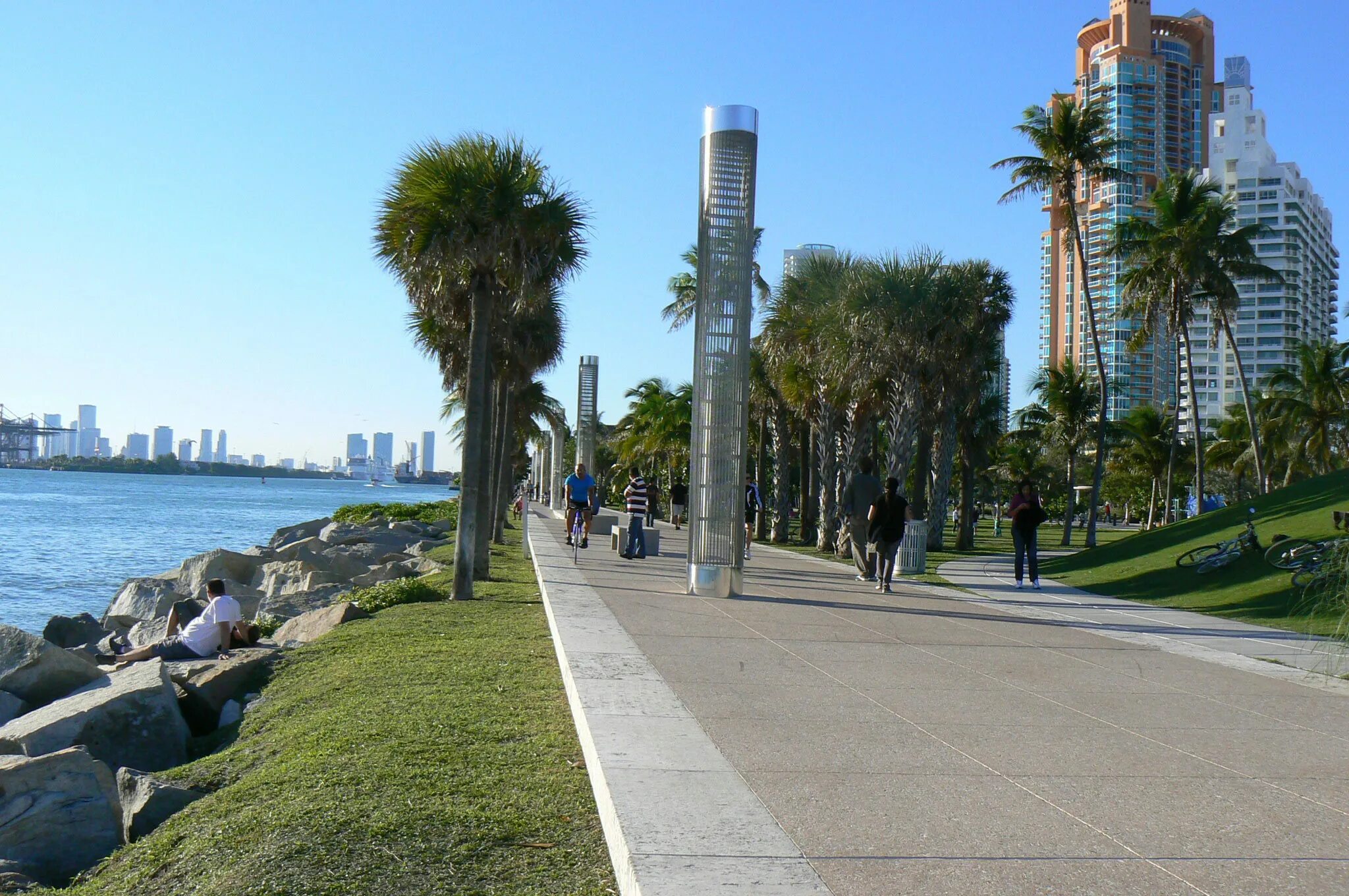 Улицы города майами florida. Els miami. Майами 80-е. Школа в майами. Саут бич майами.