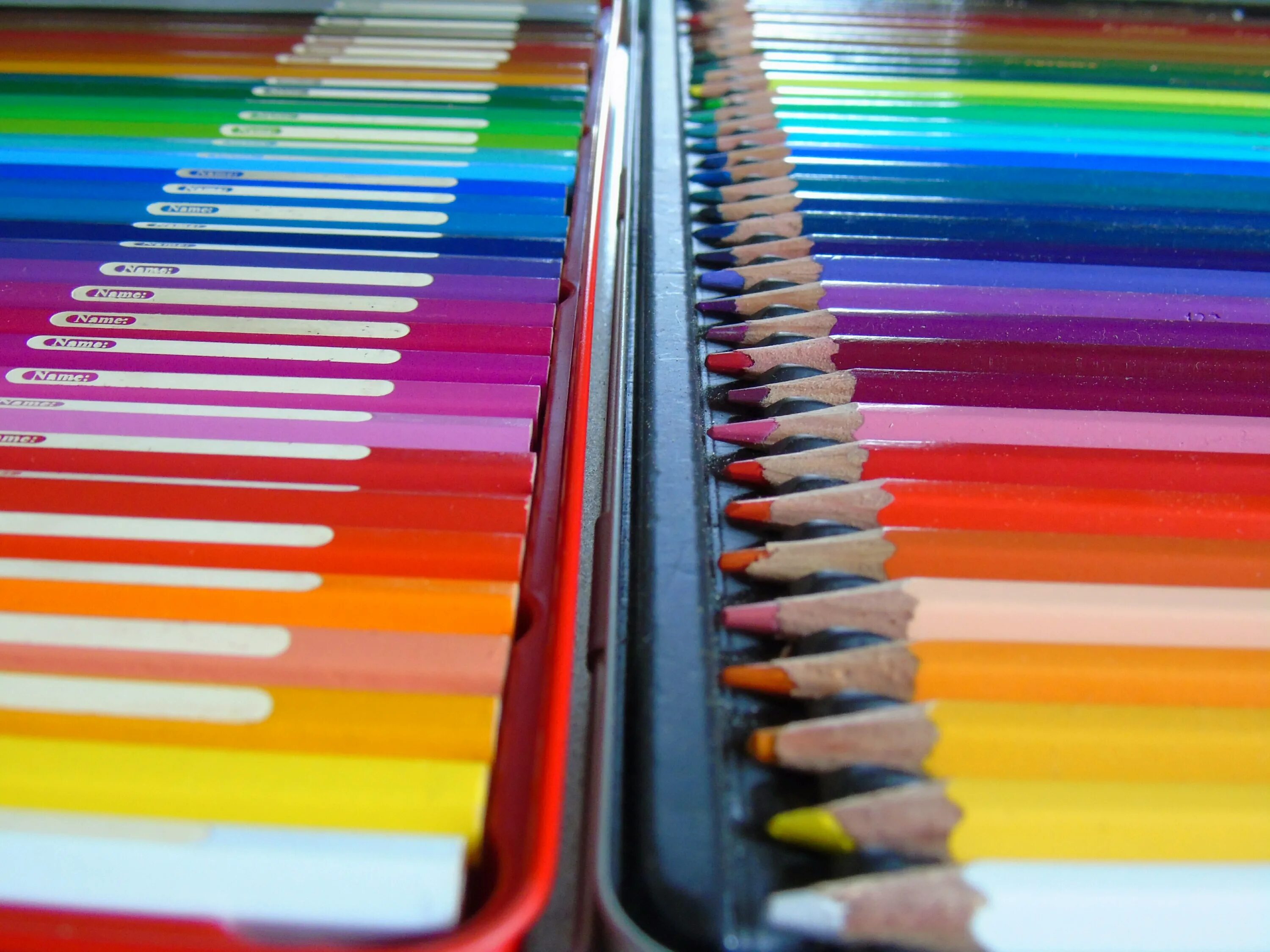 Наличие цветной. Карандаши цветные. Яркие карандаши. Цветные карандаши и краски. Акварельные карандаши.