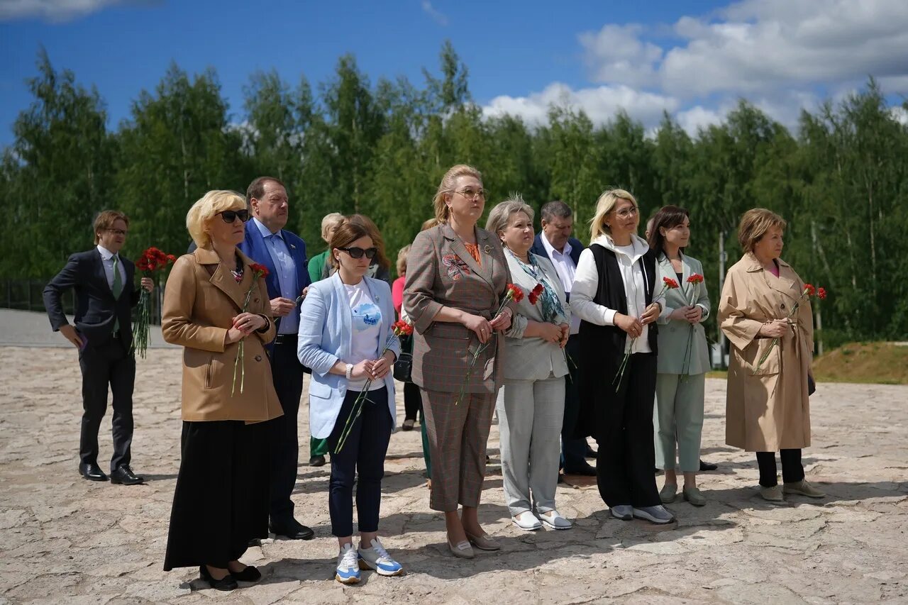 Главные новости новгорода. Жестяная горка Новгородская область. Горки Ленинские собрание. Выездные мероприятия для родителей и педагогов. Председатель комитета образования Новгородского района.